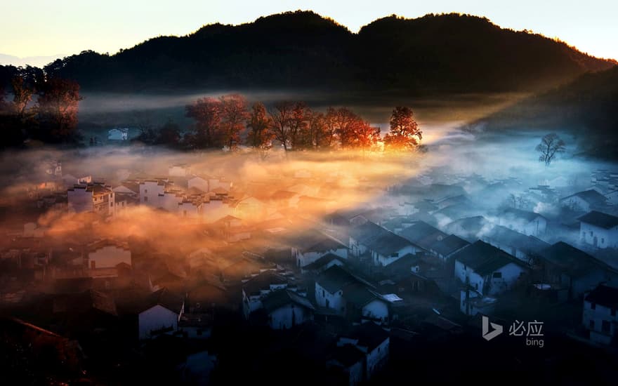 [今日 寒露] China, Jiangxi, Wuyuan, morning mist and sunshine