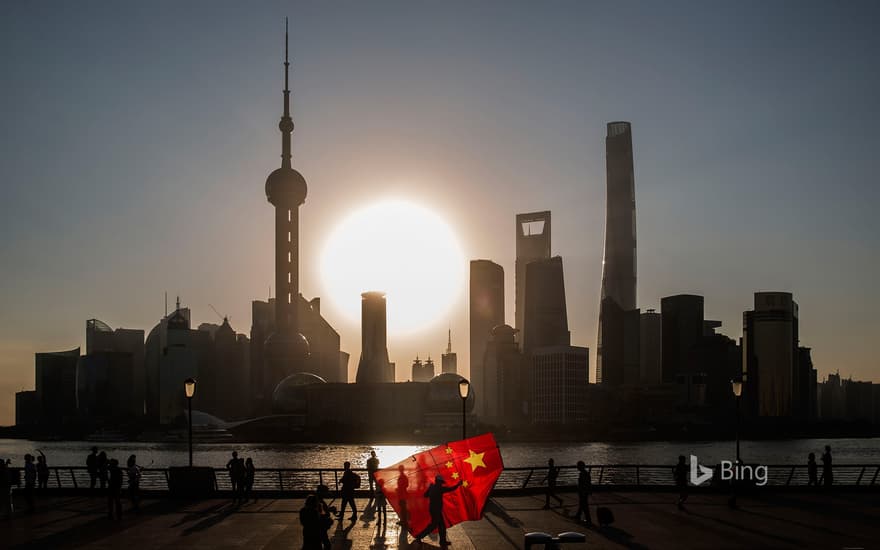 [National Day Today] People flying kite flags, Shanghai, China